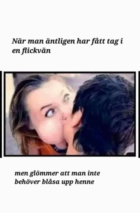 Kvinna ser förvånad ut under kyss, humoristisk text om uppblåsbar docka misstolkning.