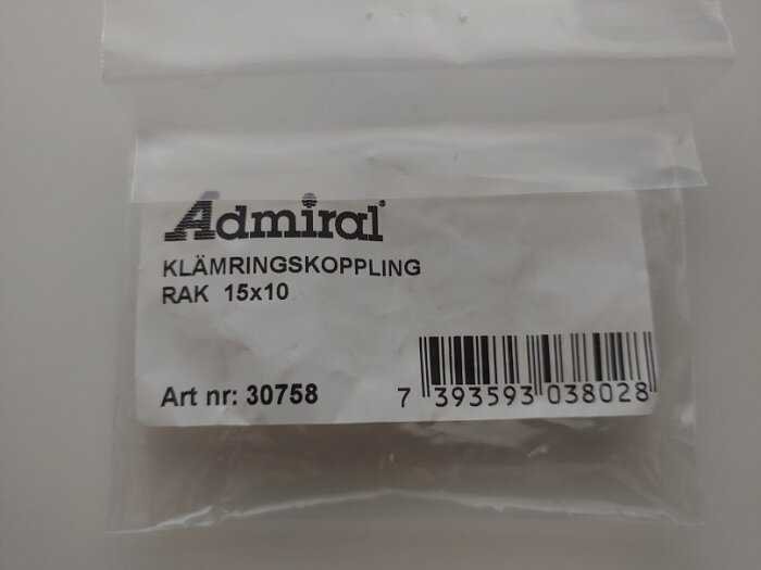 Plastförpackning med text "Admiral KLÄMRINGSKOPPLING RAK 15x10", streckkod och artikelnummer 30758.