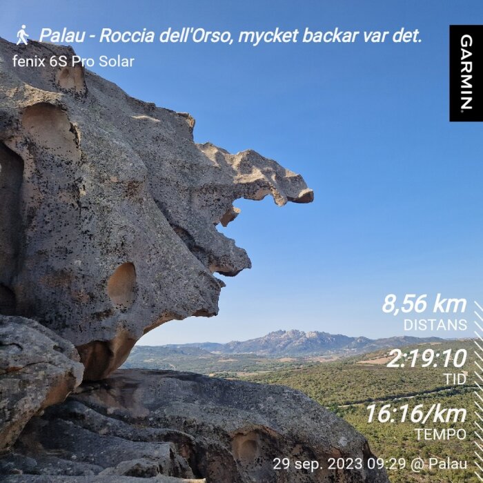 Bergig terräng, stenformation, klar himmel, Garmin träningsdata skärm, vandring i Palau-Roccia dell'Orso.