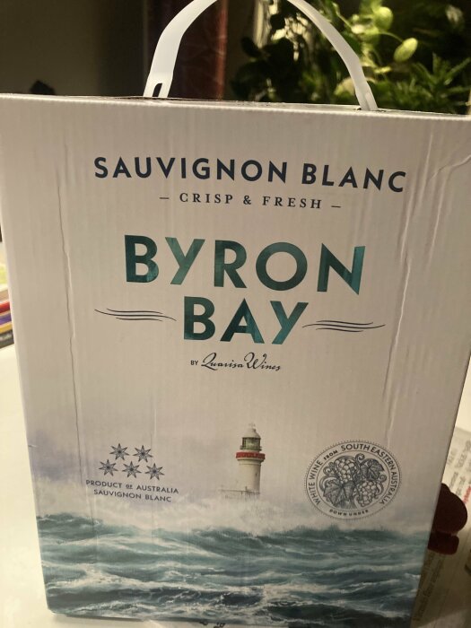 En kartong av Sauvignon Blanc vin från Byron Bay, Australien, med bild av ett fyrtorn och vågor.