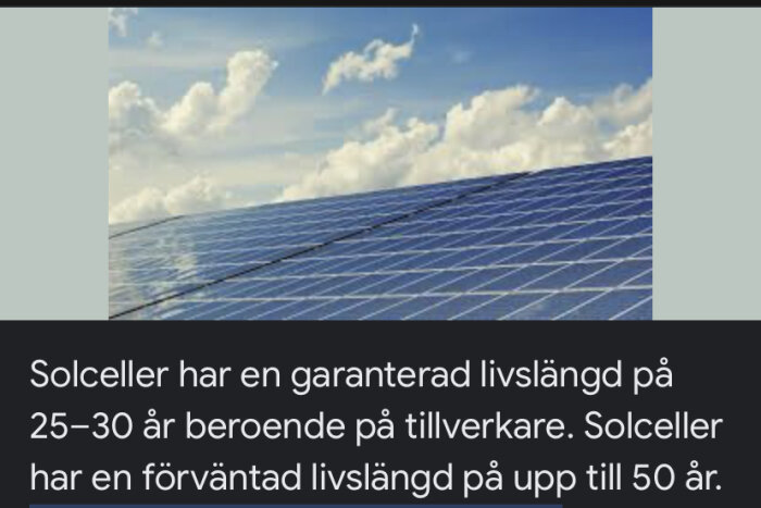 Solpaneler mot himlen, moln, text om livslängd på solceller.