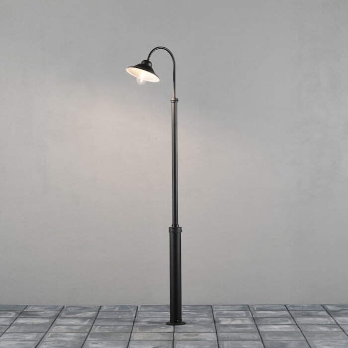 Gatlampa tänd, lutad design, stenbelagd mark, neutral bakgrund, minimalistisk och ren.