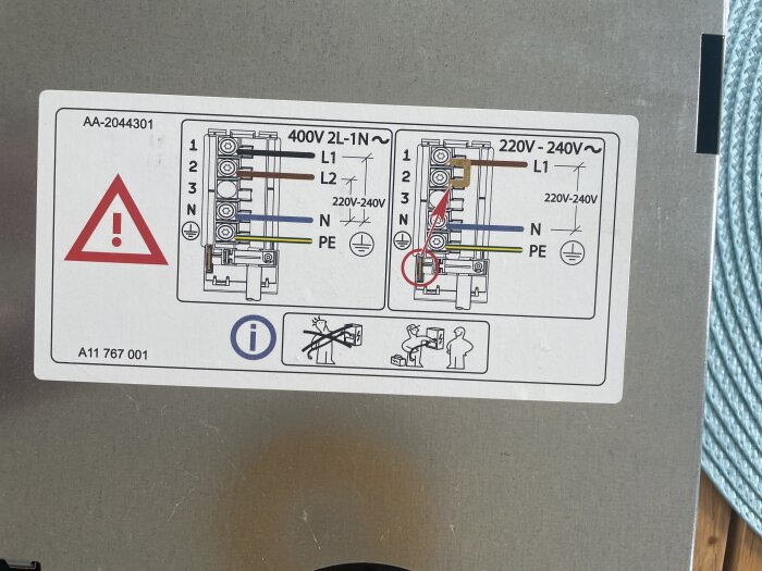 Etikett visar elektrisk anslutningsschema, varningsikon, installationsinstruktioner för utrustning.
