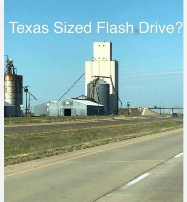 Siloer vid vägkanten liknar en gigantisk USB-minnenhet, med texten "Texas Sized Flash Drive?" överst.