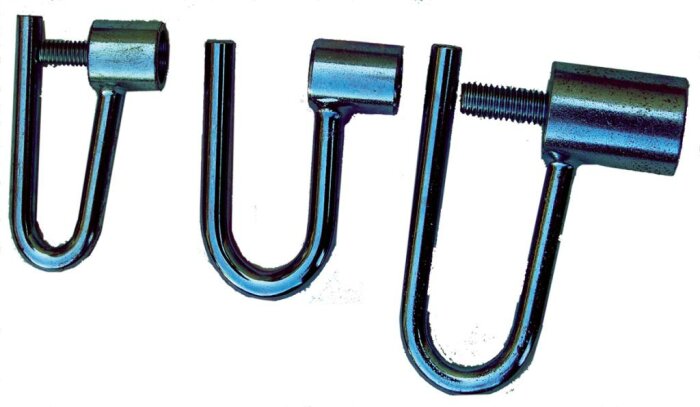 Tre U-formade bultar med gängade ändar och muttrar, metalliska, verktyg eller fästdon.