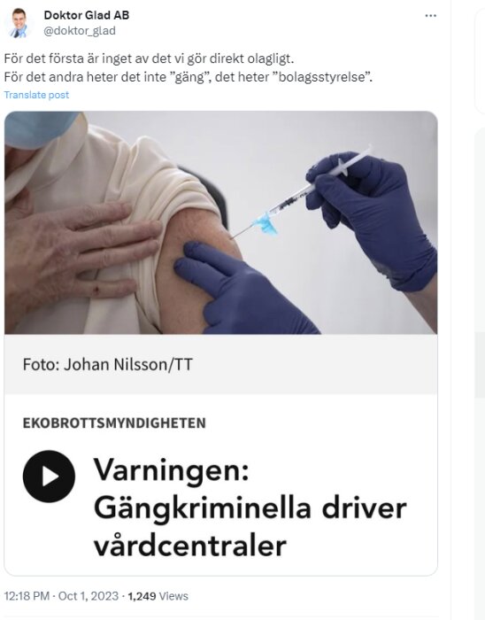 Vaccinering utförs, skyddshandskar. Svensk text, varning om kriminella i vården. Sociala medier, nyhetsinlägg.