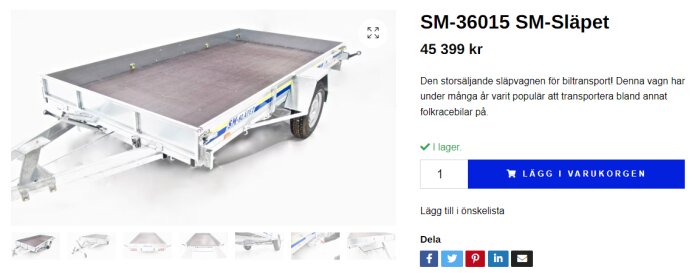 Ett släpvagn för biltransport, vitt med blå dekaler, prissatt 45 399 kr, tillgängligt, online shopping-gränssnitt.