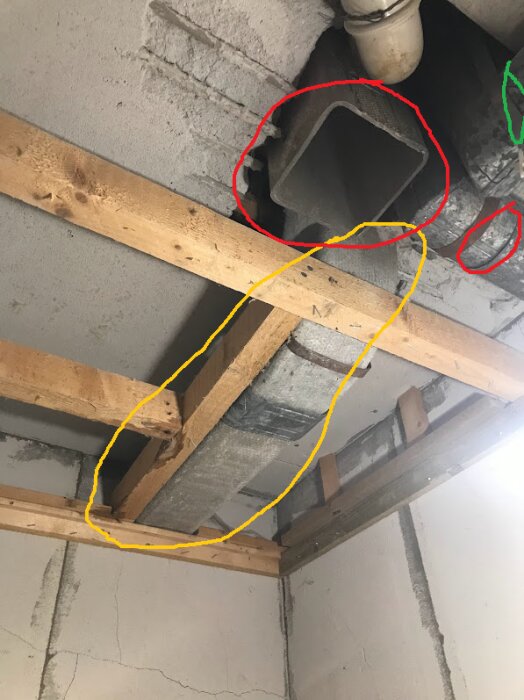 Inomhuskonstruktion, träbjälkar, isolering, ventilationrör, röd och gul markering, betongvägg och -tak.