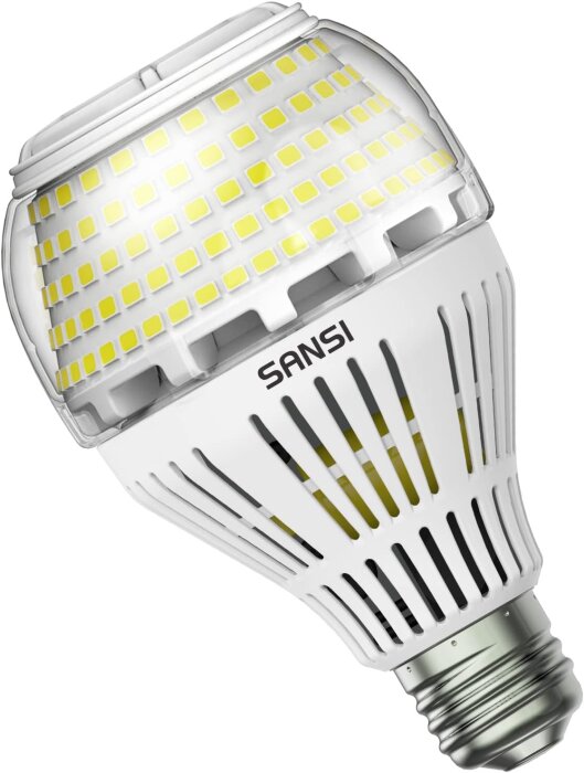 Vit LED-glödlampa med kylflänsar och många ljusdioder. Märket "SANSI" syns. Modern, energieffektiv belysningsteknik.