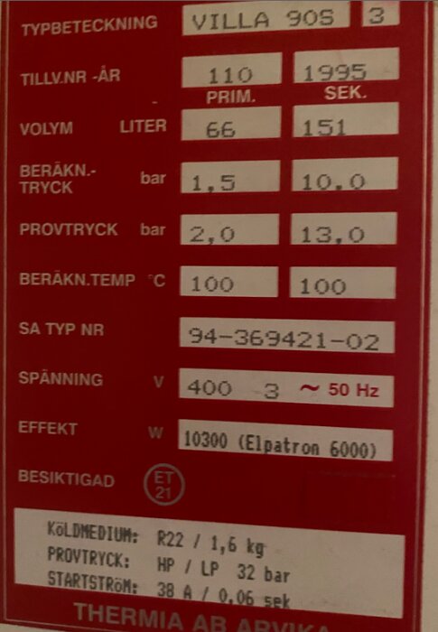 Uppgifter på en teknisk etikett, inklusive typnamn, tryck, temperatur, effekt, spänning och företagslogo.