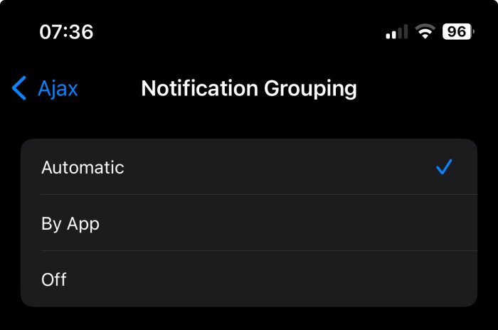 Skärmdump av mobilinställningar för gruppering av notiser med alternativ: automatisk, efter app, av.