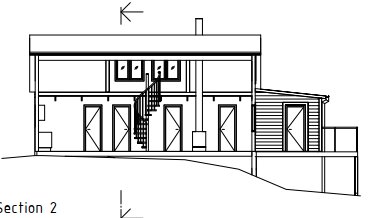 Sektionsskiss av ett tvåvåningshus med trappa, altan, fönster och en skorsten.