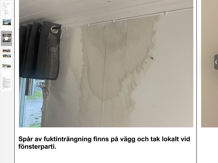 Vägg och tak med mögel, fuktfläckar nära fönster, gråa gardiner, rapport om fuktskador.