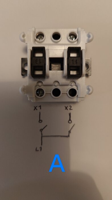 Elektrisk kontaktdon med märkningar och skruvanslutningar ovanför en schematisk illustration.