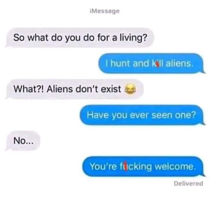 En skärmdump av en iMessage-konversation med skämtsamt svar om jakt på aliens.