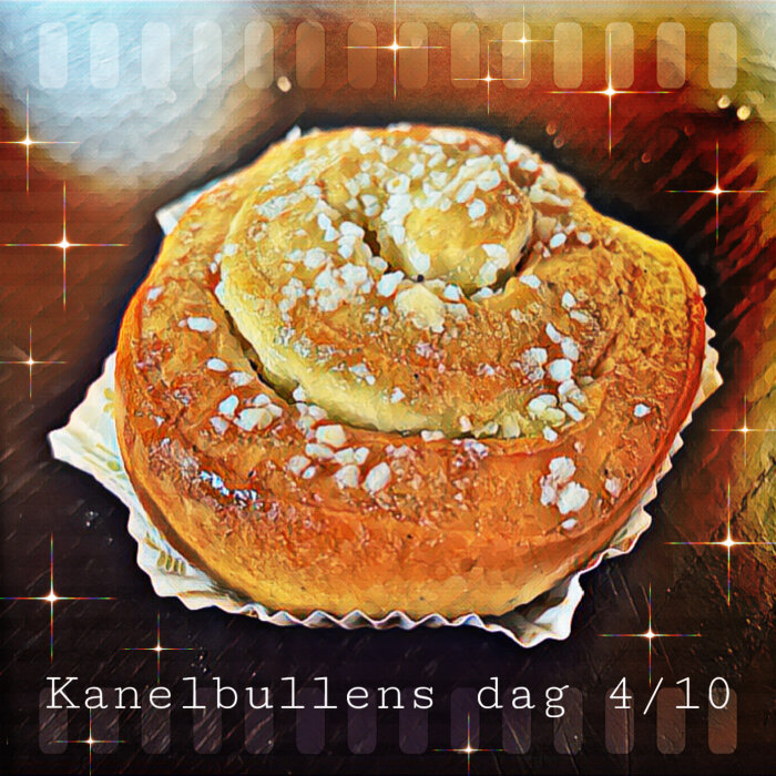 Kanelbulle med pärlsocker, illustrerad, "Kanelbullens dag 4/10" text, firande av svensk tradition.