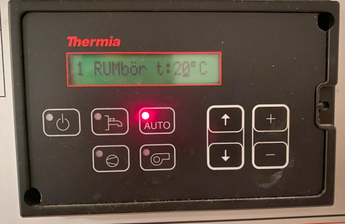 Termostatpanel för uppvärmningssystem, visar rumstemperatur 22 grader celsius, Thermia, röd AUTO lampa.
