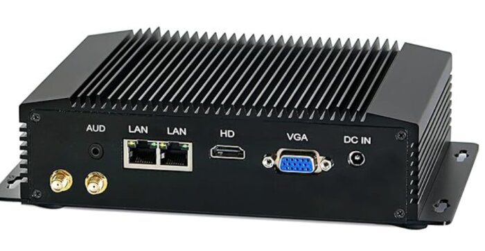 Industridator med kylflänsar och olika portar: ljud, LAN, HDMI, VGA, ström.