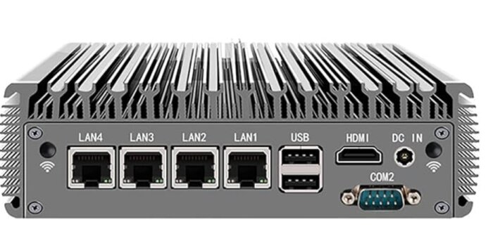 Industriell dator eller nätverksutrustning med flänsar för kylning, flera LAN-portar, USB, HDMI och seriell port.