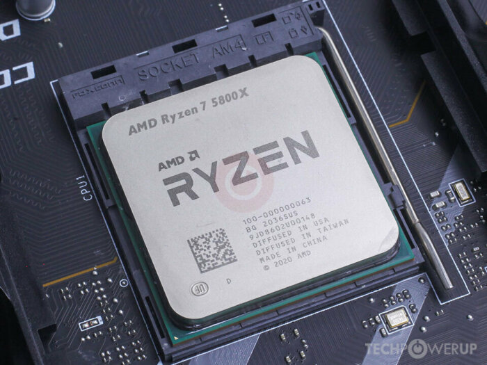 AMD Ryzen 7 5800X processor placerad på moderkort bredvid CPU-socket AM4.