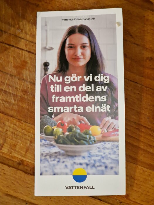 Kvinna i kök, broschyr, framtida elnät, frukt och grönsaker, svenska text, Vattenfall logotyp.