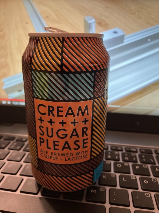 Ölburk med kaffesmak och laktos, färgglad design, på tangentbord, arbetsmiljö.