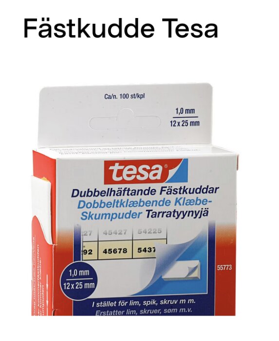 Förpackning av Tesa dubbelhäftande fästkuddar, vit och röd, produktbeskrivning och märke synligt.