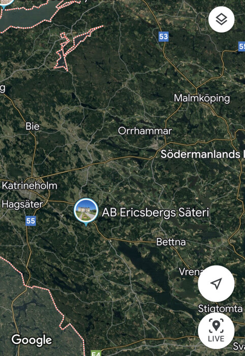 Satellitbild på kartapp. Visar Katrineholm, Malmköping, och Ericsbergs Slott i Sverige. Skogar, vägar och orter syns.