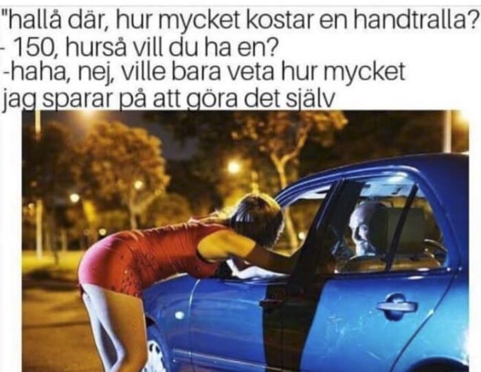 Kvinna lutar sig in i blå bil, natt, samtal, text skämt om handtralla, besparing genom självbetjäning.