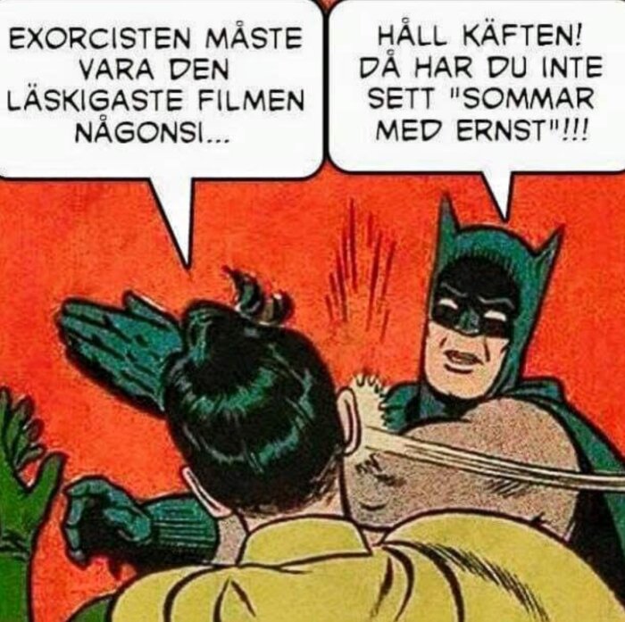 Tecknad Batman slår Robin med pratbubblor på svenska om läskiga filmer, humoristisk, ommärkt dialog.