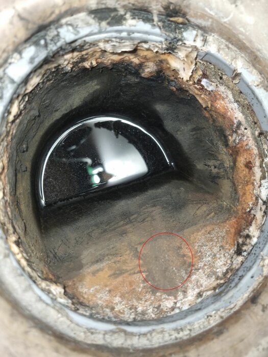 Rörledning med vattensamling och skador. Möjlig korrosion och förfall. Markerad del, förmodligen intressepunkt.