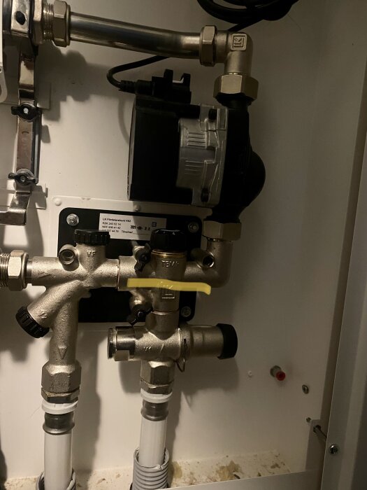 VVS-installation med rör, ventiler och en elektrisk anordning, placerad inomhus, tekniskt intryck.