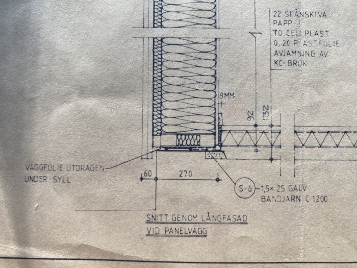 Arkitektonisk snittdetaljritning av en byggnadsdel med mått och materialangivelser.