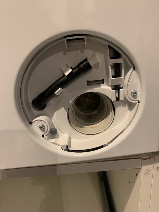 Öppen lucka till tvättmaskinens tvättmedelsfack med synlig doseringssystem och dispenser.