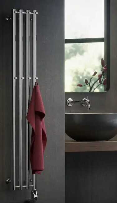 Modernt badrum, handdukstork, röd handduk, tvättställ, fönster med utsikt, växtmotiv, rena linjer, mörk vägg.