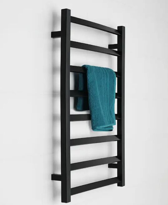 Väggmonterad, svart handdukstork med en turkos handduk. Modern, minimalistisk design.