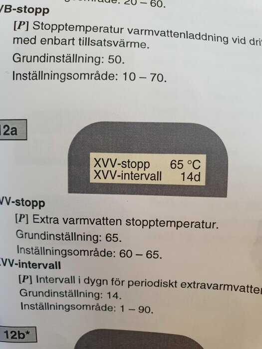 Bild på instruktion för inställning av varmvatten med temperaturinställningar, grundinställning och intervallangivelser.