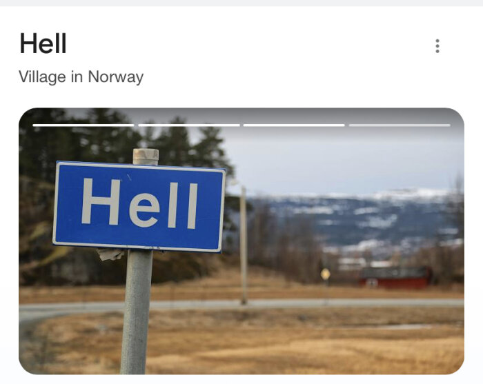 Ortsskylt för "Hell", en by i Norge, med natur och berg i bakgrunden.