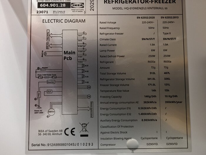 Bild på ett klistermärke med teknisk information och elektriskt schema för en IKEA kyl-frys.