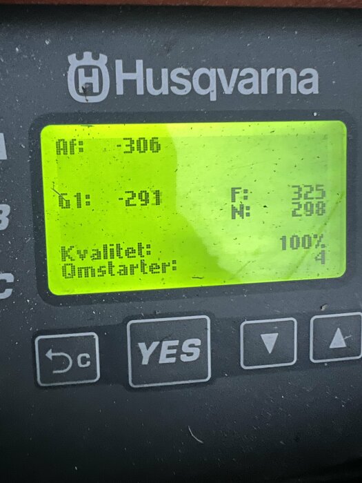 Display visar Husqvarna, inställningar, värden, "Kalibr. Omstartare", knappar "YES", pilknappar, smutsigt.