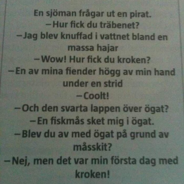 Text på svenska, skämtsam konversation mellan sjöman och pirat, trätben, krok och ögonlapp. Humoristiskt slut.