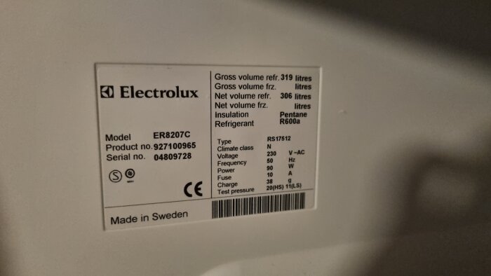 Kylskåpsetikett, Electrolux, modell ER82707C, specifikationer, tillverkad i Sverige, vit bakgrund.