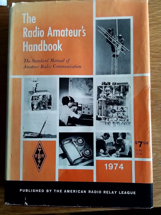 Omslag för "The Radio Amateur's Handbook 1974" innehåller bilder på radioutrustning och operatörer.