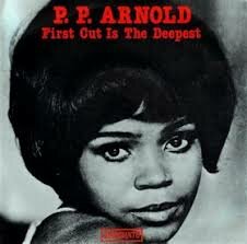 Svartvitt skivomslag med kvinnligt ansikte, text "P.P. Arnold First Cut Is The Deepest" i rött och vitt.