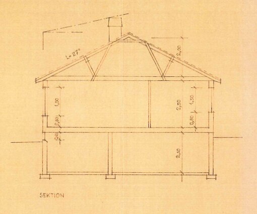 Arkitektonisk sektionsritning av ett hus med måttangivelser på pappersark, handritad skiss, ingen färg.