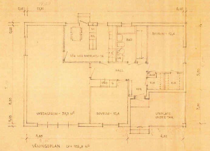 Handritad arkitektritning av en plans bostadsplanlösning med mått och rum beteckningar.