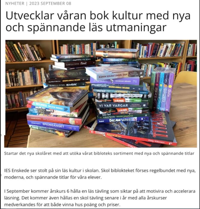 Olika böcker staplade, artikel om skolbibliotek och läsutmaningar, böcker på hylla i bakgrunden.