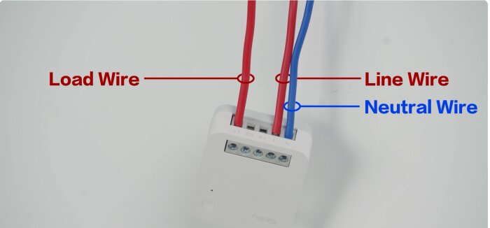 Installation av smart strömbrytare med märkta kablar: last, fas, nolla.