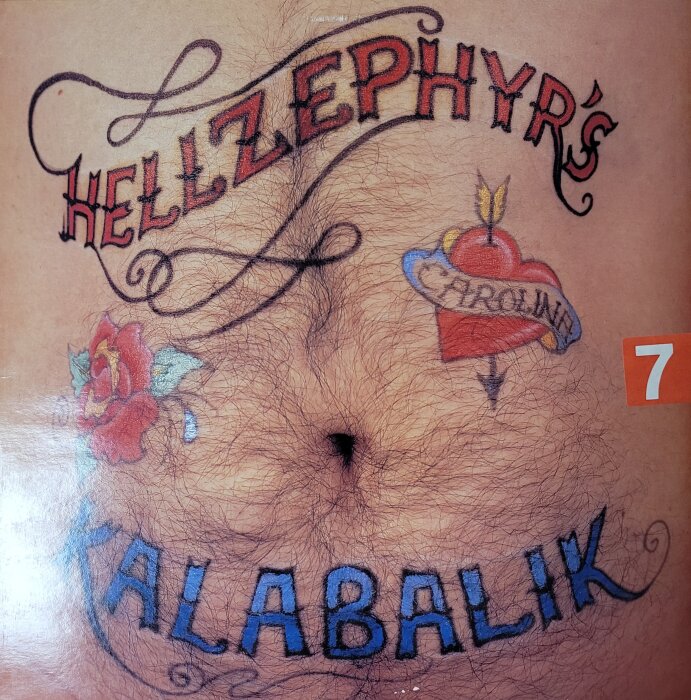 En tatuerad överkropp med text och bilder: "HELLZEPHYR", ett hjärta med "CAROLINA", en ros, "KALABALIK".