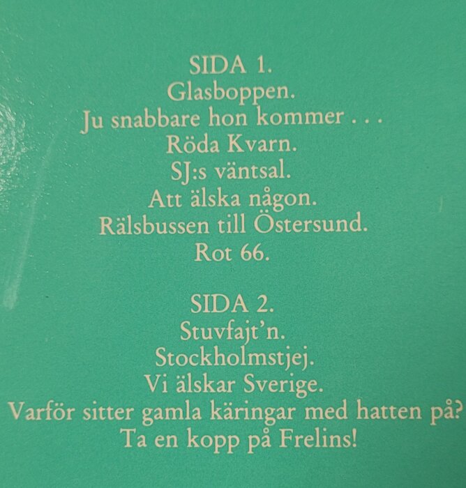 Turkos bakgrund. Textlista med titlar. Svensk innehållsförteckning, antagligen från en musikalbum eller bok.